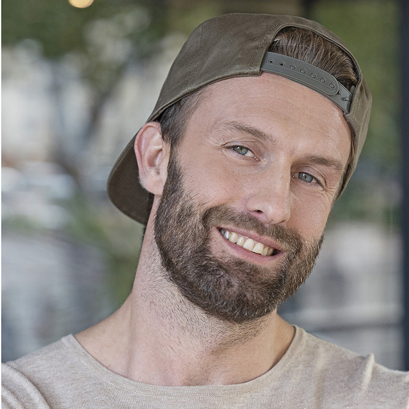 Elegante gorra de 6 paneles con visera plana