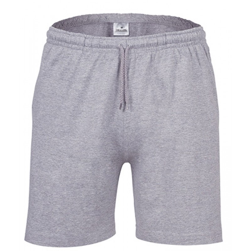 Pantalón corto deportivo con bolsillos.