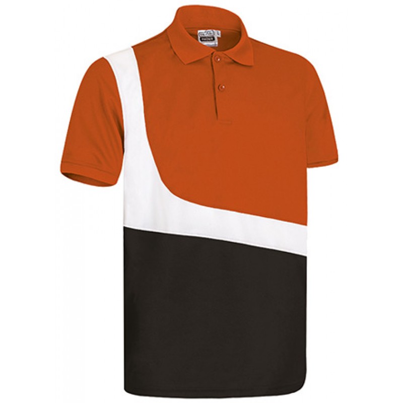 Polo técnico de manga corta y diseño tricolor.