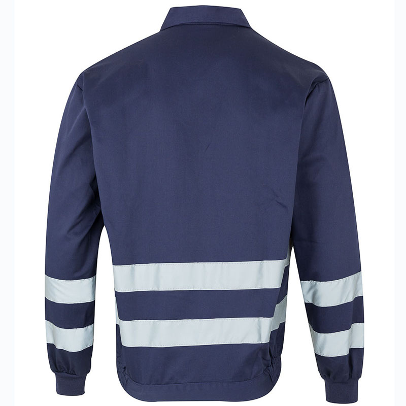 Cazadora con cintas reflectantes