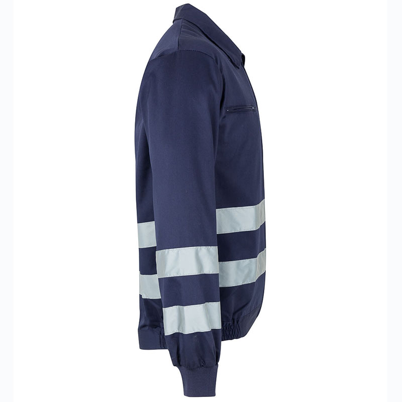 Cazadora con cintas reflectantes