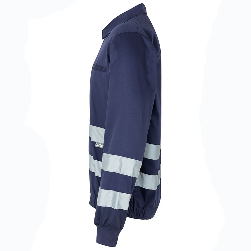 Cazadora con cintas reflectantes