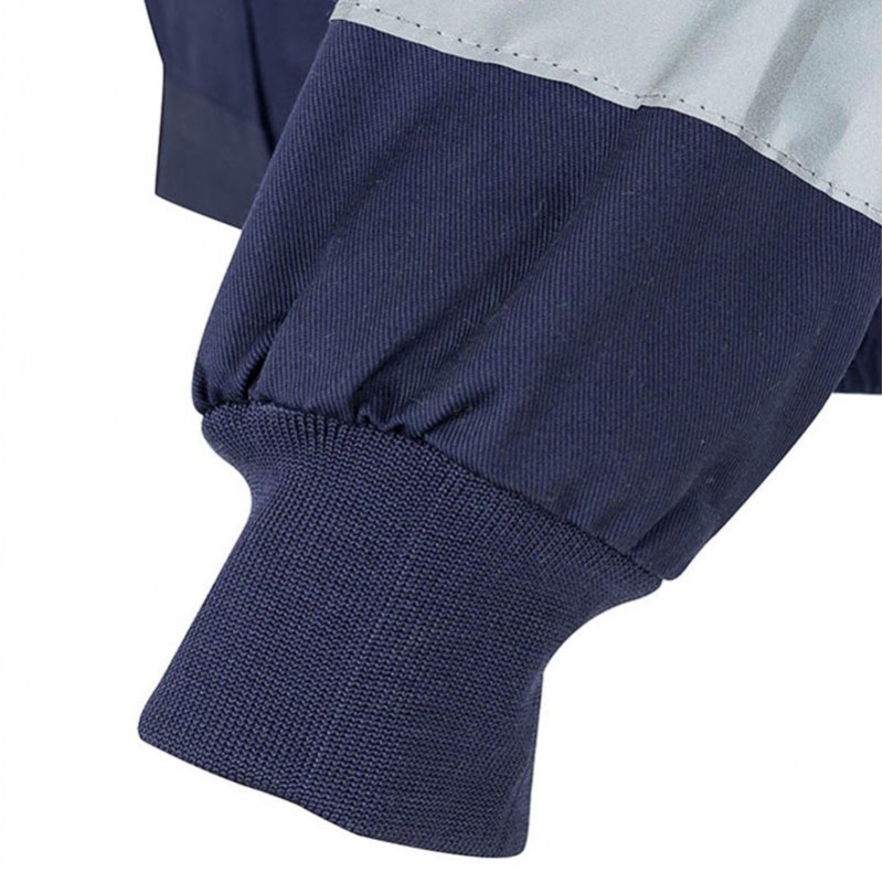 Cazadora con cintas reflectantes