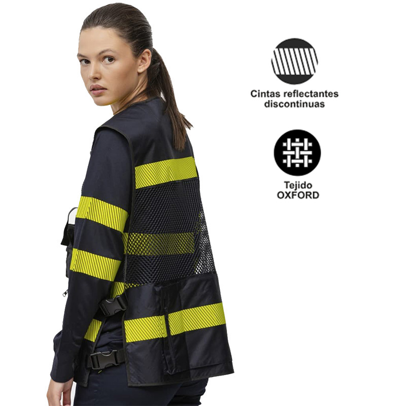 Chaleco con rejilla y ajustes laterales.