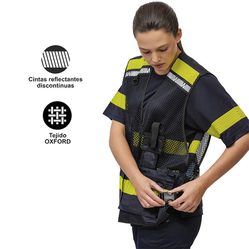 Chaleco con rejilla y ajustes laterales.