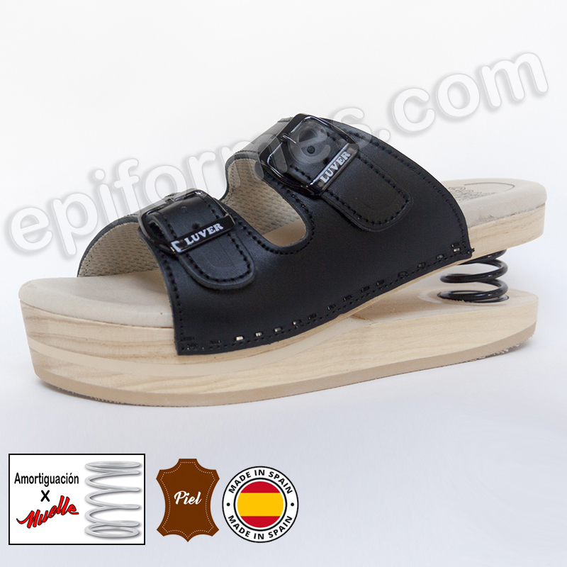 Sandalia de madera con muelle negro